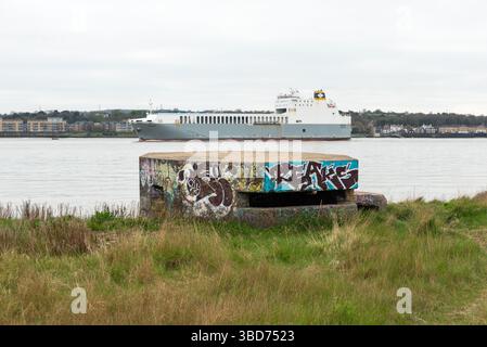 Blockhaus de la seconde Guerre mondiale, casemate défensive, défendant l'approche de la Tamise vers Londres à West Thurrock, Essex, Royaume-Uni. RO RO RO exportations de cargaisons Banque D'Images