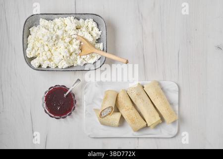 Vue sur les crêpes maison farcies au fromage cottage sur une assiette de service en marbre Banque D'Images