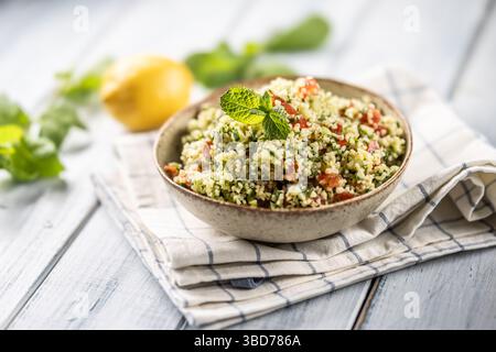 Salade traditionnelle tabouleh avec boulgour, persil, concombre, tomate, coriandre, ail, menthe et autres ingrédients. Banque D'Images