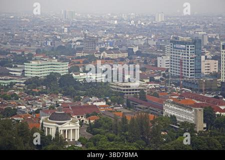 Brouillard qui plane au-dessus de la capitale Jakarta, Java, Indonésie Banque D'Images