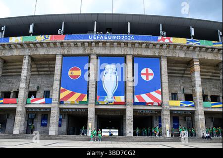 BERLIN, ALLEMAGNE - 14 JUILLET 2024 : bannières UEFA EURO 2024 représentant l'Espagne et l'Angleterre affichées à l'Olympiastadion de Berlin avant le match du tournoi. Ventilateurs Banque D'Images