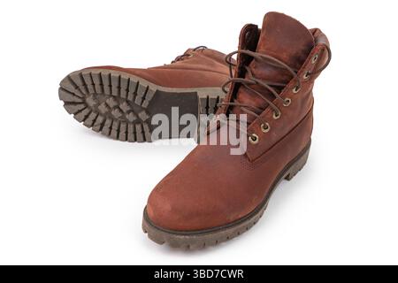 Paire de bottes en daim marron sur fond blanc Banque D'Images