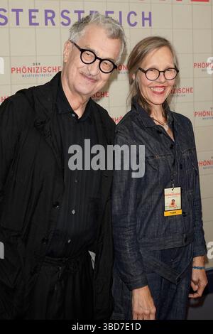 Wim Wenders mit Ehefrau Donata Wenders BEI der Premiere des Kinoflims Der phönizische Meisterstreich / The Phoenician Scheme im Delphi-Filmpalast. Berlin, 22.05.2025 *** Wim Wenders avec sa femme Donata Wenders à la première du film The Phoenician Scheme au Delphi Filmpalast Berlin, 22 05 2025 Foto :XT.xBartillax/xFuturexImagex meisterstreich 5561 Banque D'Images