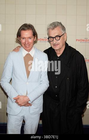 Wes Anderson und Wim Wenders BEI der Premiere des Kinoflims Der phönizische Meisterstreich / The Phoenician Scheme im Delphi-Filmpalast. Berlin, 22.05.2025 *** Wes Anderson et Wim Wenders à l'avant-première du film The Phoenician Scheme au Delphi Filmpalast Berlin, 22 05 2025 Foto :XT.xBartillax/xFuturexImagex meisterstreich 5560 Banque D'Images