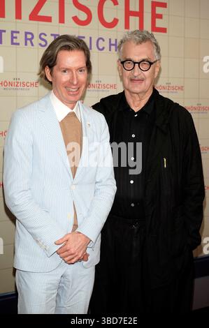 Wes Anderson und Wim Wenders BEI der Premiere des Kinoflims Der phönizische Meisterstreich / The Phoenician Scheme im Delphi-Filmpalast. Berlin, 22.05.2025 *** Wes Anderson et Wim Wenders à l'avant-première du film The Phoenician Scheme au Delphi Filmpalast Berlin, 22 05 2025 Foto :XT.xBartillax/xFuturexImagex meisterstreich 5558 Banque D'Images