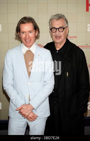 Wes Anderson und Wim Wenders BEI der Premiere des Kinoflims Der phönizische Meisterstreich / The Phoenician Scheme im Delphi-Filmpalast. Berlin, 22.05.2025 *** Wes Anderson et Wim Wenders à l'avant-première du film The Phoenician Scheme au Delphi Filmpalast Berlin, 22 05 2025 Foto :XT.xBartillax/xFuturexImagex meisterstreich 5559 Banque D'Images