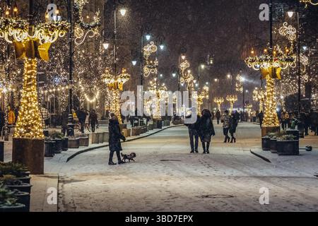 Varsovie, Pologne - 12 janvier 2021 : décorations de Noël sur la rue Krakowskie Przedmiescie à Varsovie Banque D'Images