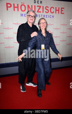 Wim Wenders mit Ehefrau Donata Wenders BEI der Premiere des Kinoflims Der phönizische Meisterstreich / The Phoenician Scheme im Delphi-Filmpalast. Berlin, 22.05.2025 *** Wim Wenders avec sa femme Donata Wenders à la première du film The Phoenician Scheme au Delphi Filmpalast Berlin, 22 05 2025 Foto :Xn.xKubelkax/xFuturexImagex meisterstreich 5641 Banque D'Images
