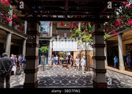 Funchal, Portugal - 12 juin 2024 : marché fermier Mercado dos Lavradores dans la ville de Funchal, capitale de l'île de Madère Banque D'Images