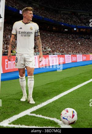 Toni Kroos, dans son dernier match avant de prendre sa retraite au stade Santiago Bernabeu. Banque D'Images