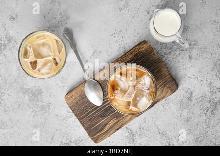 Vue de dessus du café glacé avec crème grasse dans le verre de roches Banque D'Images