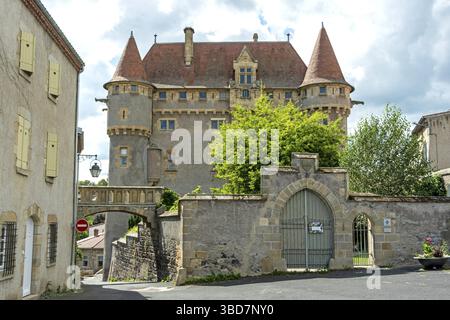Village de Saint amant Tallende, vue sur le château de Murol à Saint amant, Puy de Dôme, Auvergne-Rhône-Alpes, France Banque D'Images