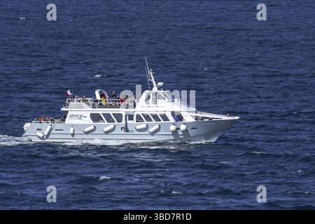 Bateau d'excursion Armor navigation avec touriste le long de la Côte de granit rose, Côte de granit rose aux îles de sept-Îles, côtes-d'Armor, France Banque D'Images