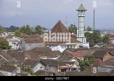 Vue aérienne sur les maisons de kampung au toit rouge et l'ancienne mosquée avec minaret dans la ville Malang, Jawa Timur, Java oriental, Indonésie Banque D'Images