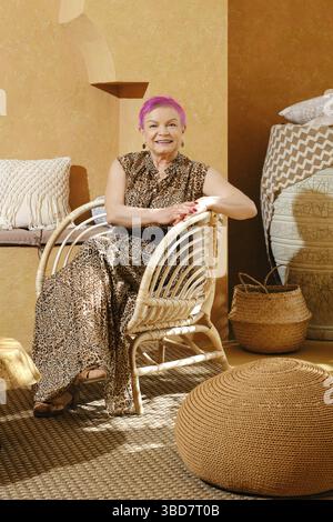 Une femme à la retraite se trouve dans le hall d'un authentique hôtel de style moyen-oriental Banque D'Images