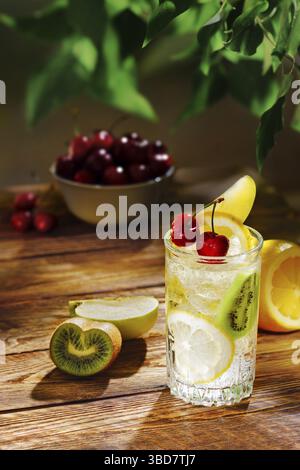 Apple froide et kiwi la limonade sur table dans le jardin dans la lumière du soleil du matin Banque D'Images