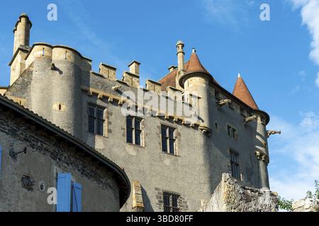 Village de Saint amant Tallende, vue sur le château de Murol à Saint amant, département du Puy de Dôme, Auvergne-Rhône-Alpes, France Banque D'Images