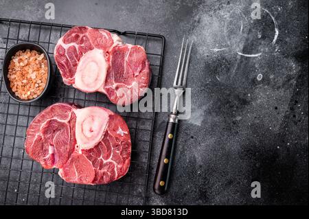 Jarret de veau cru frais ossobuco Premium, idéal pour la cuisson lente et la création de repas copieux et réconfortants qui impressionnent. fond noir. vue de dessus. Banque D'Images