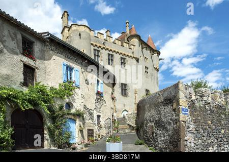 Village de Saint amant Tallende, vue sur le château de Murol à Saint amant, département du Puy de Dôme, Auvergne-Rhône-Alpes, France Banque D'Images