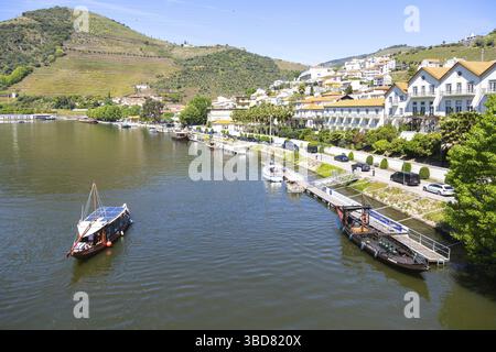 Excursions en bateau au bord du quai de la ville de Pinhao, vallée du fleuve Douro, région viticole du Haut Douro, Portugal Banque D'Images