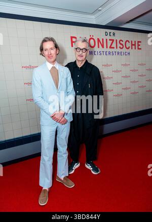 The Phoenician Scheme Berlin Premiere Wes Anderson und Wim Wenders BEI der Berliner Premiere von Wes Andersons The Phoenician Scheme im Delphi Filmpalast. *** The Phoenician Scheme Berlin Premiere Wes Anderson et Wim Wenders lors de la première Berlin de Wes Andersons The Phoenician Scheme at the Delphi Filmpalast Copyright : xEVENTPRESSxJeremyxKnowlesx Banque D'Images