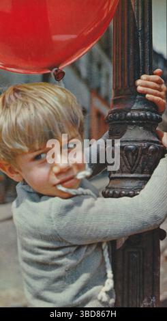 The Red Balloon (le ballon rouge) 1956 Dir : Albert Lamorisse. Avec Pascal Lamorisse. Banque D'Images