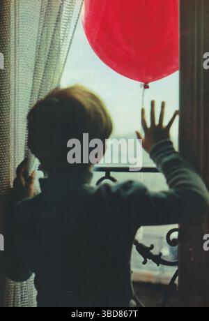 The Red Balloon (le ballon rouge) 1956 Dir : Albert Lamorisse. Avec Pascal Lamorisse. Banque D'Images