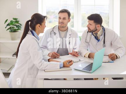 Médecins et infirmières travaillant ensemble à la Conférence hospitalière Banque D'Images