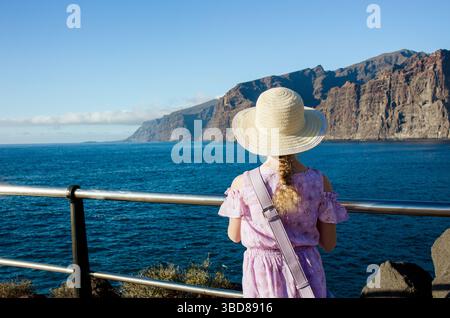 Falaises de Los Gigantes sur l'île de Tenerife, vues du Mirador Punta del Roque, beau temps, ciel bleu. Fille enfant touriste regardant la vue. Banque D'Images