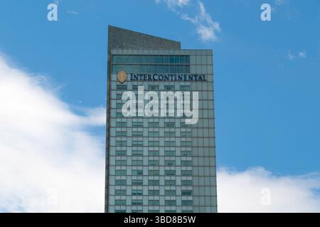 Tour d'hôtel InterContinental contre le ciel bleu clair avec la texture nuageuse. Varsovie, Pologne. 20 mai 2025 Banque D'Images