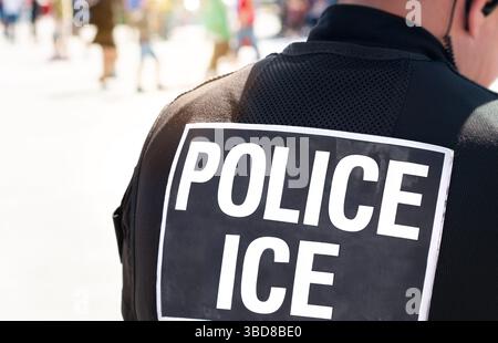 Agent de police de l'ICE - Immigration and Customs Enforcement. Gros plan de la GLACE DE POLICE sur le dos de la veste portée par l'officier du Département de la sécurité intérieure du DHS. Banque D'Images