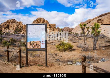 ECHO T Trail Sign entouré d'arbres Joshua et désert accidenté L. Banque D'Images