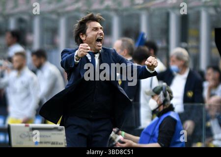 Milan, Italie. 25 avril 2021. Foto Piero Cruciatti/LaPresse25/04/21 - Milano, Italia Sport, Calcio Inter vs Hellas Verona - Campionato Italiano di calcio Serie A TIM 2020-2021 - San Siro Nella foto : Antonio Conte esultanza Foto Piero Cruciatti/LaPresse 25/04/21 - Milan, Italy Sport, Soccer Inter vs Hellas Verona - Italian Football League A Tim 2020 2021 sur la photo : Antonio Conte Celebrating Credit : LaPresse/Alamy Live News Banque D'Images