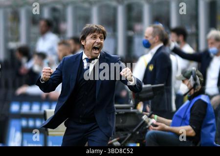 Milan, Italie. 25 avril 2021. Foto Piero Cruciatti/LaPresse25/04/21 - Milano, Italia Sport, Calcio Inter vs Hellas Verona - Campionato Italiano di calcio Serie A TIM 2020-2021 - San Siro Nella foto : Antonio Conte esultanza Foto Piero Cruciatti/LaPresse 25/04/21 - Milan, Italy Sport, Soccer Inter vs Hellas Verona - Italian Football League A Tim 2020 2021 sur la photo : Antonio Conte Celebrating Credit : LaPresse/Alamy Live News Banque D'Images