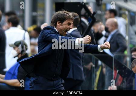 Milan, Italie. 25 avril 2021. Foto Piero Cruciatti/LaPresse25/04/21 - Milano, Italia Sport, Calcio Inter vs Hellas Verona - Campionato Italiano di calcio Serie A TIM 2020-2021 - San Siro Nella foto : Antonio Conte esultanza Foto Piero Cruciatti/LaPresse 25/04/21 - Milan, Italy Sport, Soccer Inter vs Hellas Verona - Italian Football League A Tim 2020 2021 sur la photo : Antonio Conte Celebrating Credit : LaPresse/Alamy Live News Banque D'Images