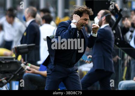 Milan, Italie. 25 avril 2021. Foto Piero Cruciatti/LaPresse25/04/21 - Milano, Italia Sport, Calcio Inter vs Hellas Verona - Campionato Italiano di calcio Serie A TIM 2020-2021 - San Siro Nella foto : Antonio Conte esultanza Foto Piero Cruciatti/LaPresse 25/04/21 - Milan, Italy Sport, Soccer Inter vs Hellas Verona - Italian Football League A Tim 2020 2021 sur la photo : Antonio Conte Celebrating Credit : LaPresse/Alamy Live News Banque D'Images