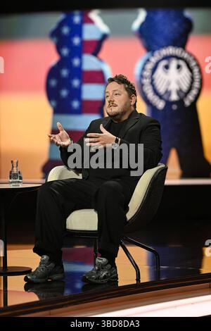 Florian Flade journaliste 05/25 son Florian Flade AM 22. Mai 2025 à Markus Lanz , ZDF Aufzeichnung vom 21. Mai TV Fernsehen Talkshow Talk Show Deutschland deutscher Mann Journalismus journalisme allemand hoch ganz sitzend freistellbar sprechend gestikulierend *** Florian Flade journaliste 05 25 Her Florian Flade le 22 mai 2025 à Markus Lanz , enregistrement ZDF du 21 mai télévisé talk show talk-show Deutschland allemand journalisme allemand journalisme allemand très assis tout à l'oral gesticulation Banque D'Images