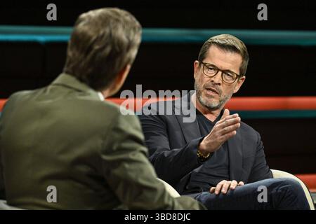 Markus Lanz Li. mit Karl-Theodor zu Guttenberg 05/25 son Markus Lanz Li. Und Karl-Theodor zu Guttenberg AM 22. Mai 2025 à Markus Lanz , ZDF Aufzeichnung vom 21. Mai TV Fernsehen Talkshow Talk Show Deutschland deutsche deutscher Mann Männer ex ehemalig ehemaliger Politiker CSU Ministre Unternehmer Unternehmensberater Italien Italien Italienisch Italienischer Italienisch-deutscher modérateur Fotografie Fotograf journaliste Journalismus journalisme journaliste auteur présentateur allemand-italien photographe ancien entrepreneur allemand quer halb sitzend sprechend zuhörend Banque D'Images