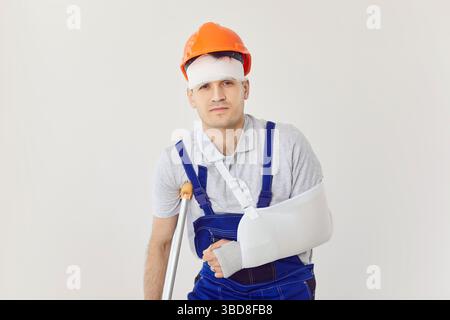 Portrait d'un constructeur qui s'est blessé à la tête, au bras et à la jambe lors de la construction d'une maison Banque D'Images