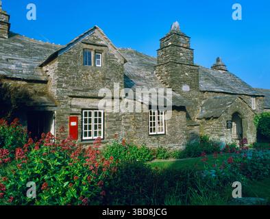 Vue tôt le matin regardant W à l'ancien bureau de poste, Tintagel, Cornouailles, Angleterre, Royaume-Uni : un bâtiment classé Grade I appartenant au National Trust. Banque D'Images