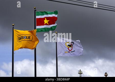 PARAMARIBO - Une raffinerie de la Compagnie pétrolière d'État du Suriname avant les élections. Le Suriname se rend aux urnes le 25 mai, avec un total de 14 partis politiques et associations de partis participant aux élections. ANP RAMON VAN FLYMEN netherlands Out - belgique Out Credit : ANP/Alamy Live News Banque D'Images