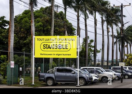 PARAMARIBO - Une raffinerie de la Compagnie pétrolière d'État du Suriname avant les élections. Le Suriname se rend aux urnes le 25 mai, avec un total de 14 partis politiques et associations de partis participant aux élections. ANP RAMON VAN FLYMEN netherlands Out - belgique Out Credit : ANP/Alamy Live News Banque D'Images