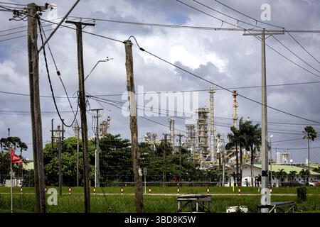 PARAMARIBO - Une raffinerie de la Compagnie pétrolière d'État du Suriname avant les élections. Le Suriname se rend aux urnes le 25 mai, avec un total de quatorze partis politiques et associations de partis participant aux élections. ANP RAMON VAN FLYMEN netherlands Out - belgique Out Credit : ANP/Alamy Live News Banque D'Images