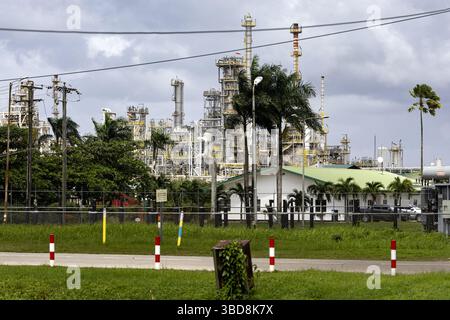 PARAMARIBO - Une raffinerie de la Compagnie pétrolière d'État du Suriname avant les élections. Le Suriname se rend aux urnes le 25 mai, avec un total de quatorze partis politiques et associations de partis participant aux élections. ANP RAMON VAN FLYMEN netherlands Out - belgique Out Credit : ANP/Alamy Live News Banque D'Images