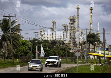 PARAMARIBO - Une raffinerie de la Compagnie pétrolière d'État du Suriname avant les élections. Le Suriname se rend aux urnes le 25 mai, avec un total de 14 partis politiques et associations de partis participant aux élections. ANP RAMON VAN FLYMEN netherlands Out - belgique Out Credit : ANP/Alamy Live News Banque D'Images