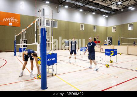 ARNHEM - Wessel Keemink, Joris Berkhout et l'entraîneur national Joel Banks lors d'une séance d'entraînement de TeamNL long Men. Les joueurs de volleyball se préparent pour la Ligue des Nations de volleyball et la Coupe du monde aux Philippines, entre autres choses. ANP KOEN VAN WEEL Banque D'Images