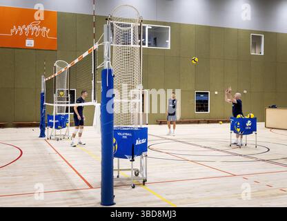 ARNHEM - Joris Berkhout, Wessel Keemink et l'entraîneur national Joel Banks lors d'une séance d'entraînement de TeamNL long Men. Les joueurs de volleyball se préparent pour la Ligue des Nations de volleyball et la Coupe du monde aux Philippines, entre autres choses. ANP KOEN VAN WEEL Banque D'Images