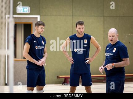 ARNHEM - Joris Berkhout, Wessel Keemink et l'entraîneur national Joel Banks lors d'une séance d'entraînement de TeamNL long Men. Les joueurs de volleyball se préparent pour la Ligue des Nations de volleyball et la Coupe du monde aux Philippines, entre autres choses. ANP KOEN VAN WEEL Banque D'Images
