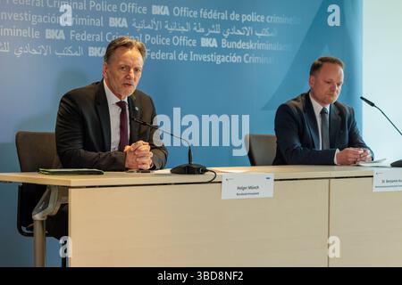 Wiesbaden, Allemagne. 23 mai 2025. Le président de l'Office fédéral de la police criminelle, Holger Münch (g), et Benjamin Krause, chef du Bureau central de lutte contre la cybercriminalité (ZIT) du parquet général de Francfort-sur-le-main, fournissent des informations lors d'une conférence de presse sur la grève contre la cybercriminalité mondiale dans le cadre de l'opération Endgame. Crédit : Jörg Halisch/dpa/Alamy Live News Banque D'Images