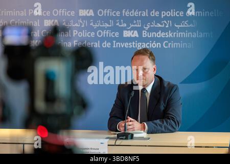 Wiesbaden, Allemagne. 23 mai 2025. Benjamin Krause, chef du Bureau central de lutte contre la cybercriminalité (ZIT) du Bureau du Procureur général de Francfort-sur-le-main, prend la parole lors d'une conférence de presse sur la grève contre la cybercriminalité mondiale dans le cadre de l'opération Endgame. Crédit : Jörg Halisch/dpa/Alamy Live News Banque D'Images